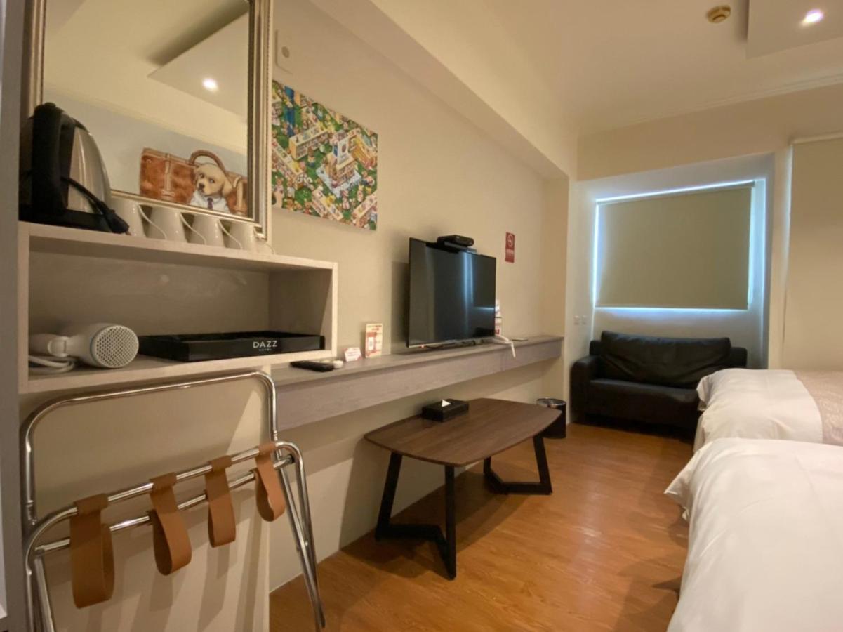 Dazz Inn Taichung Bagian luar foto