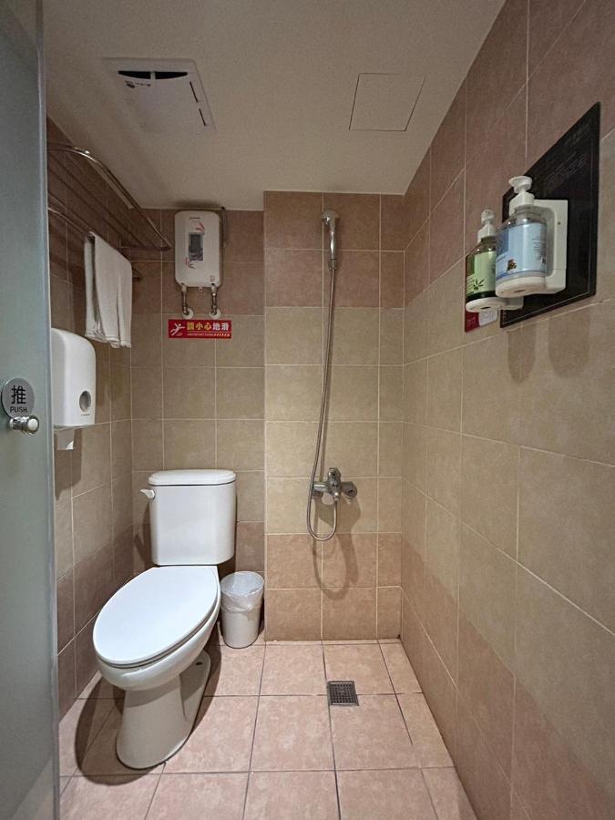 Dazz Inn Taichung Bagian luar foto